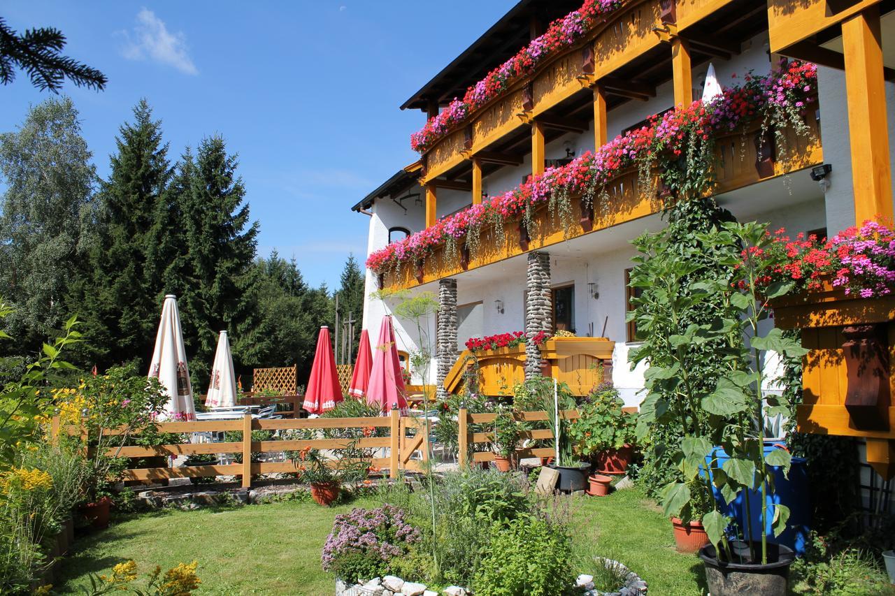 ホテル Kolmsteiner Hof ノイキルヒェン・バイム・ハイリゲン・ブルート エクステリア 写真